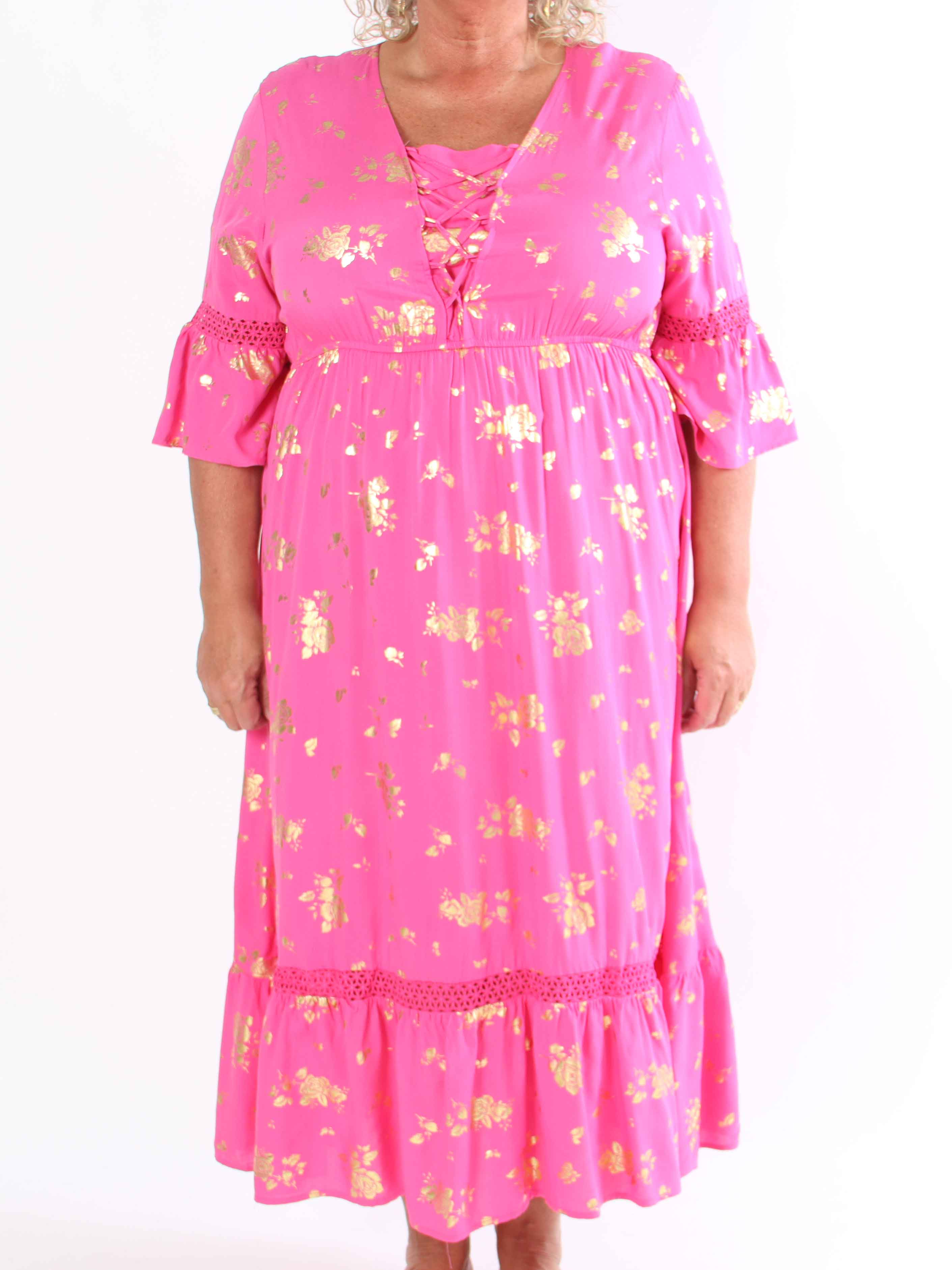 Pernilla - Klänning med guldfärgade blommor och broderier